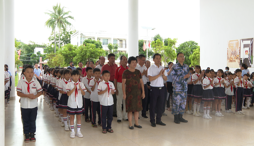 陵水海空卫士王伟希望小学开展老少同声颂党恩携手喜迎二十大主题教育